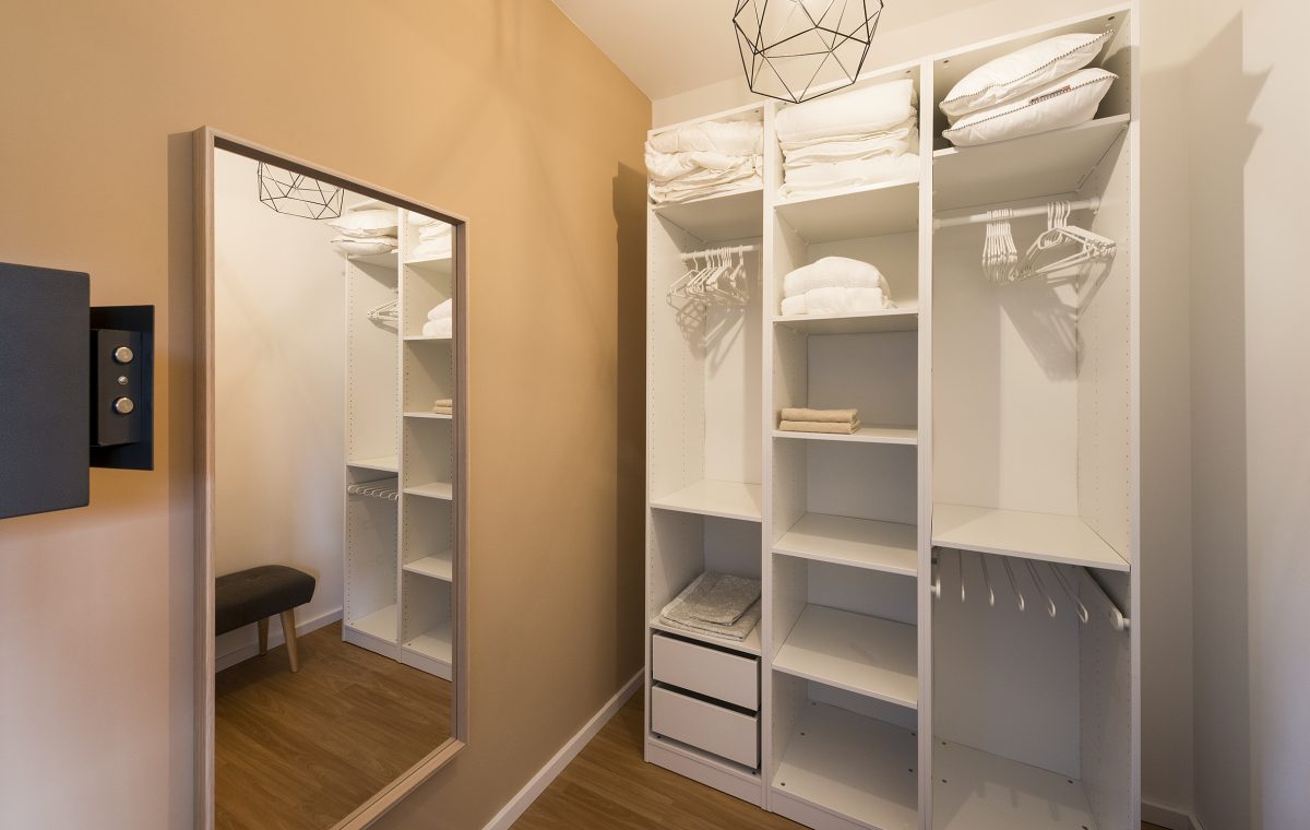 5 Sterne Ferienwohnung Ankleidezimmer mit Tresor