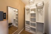 5 Sterne Ferienwohnung Ankleidezimmer mit Tresor
