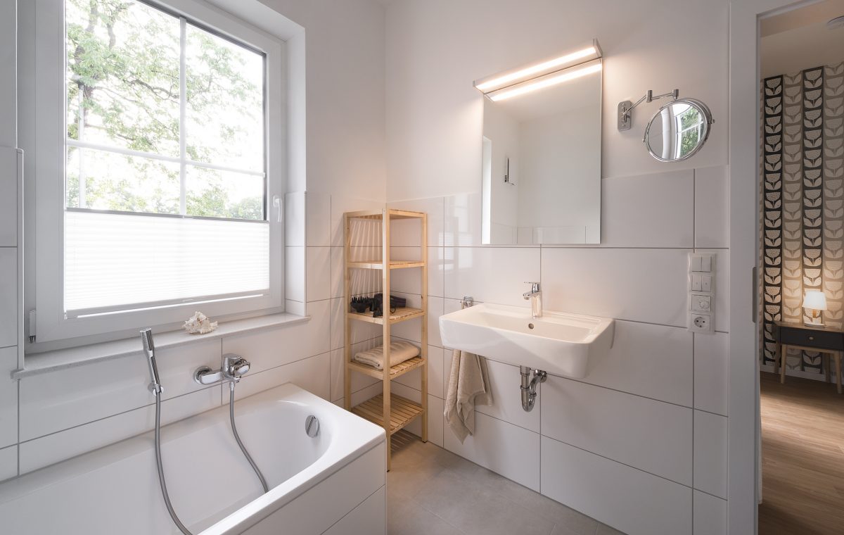Dusche und Badezimmer in der 5 Sterne Ferienwohnung am See in Bad Zwischenahn