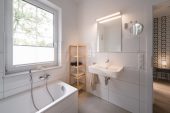 Dusche und Badezimmer in der 5 Sterne Ferienwohnung am See in Bad Zwischenahn