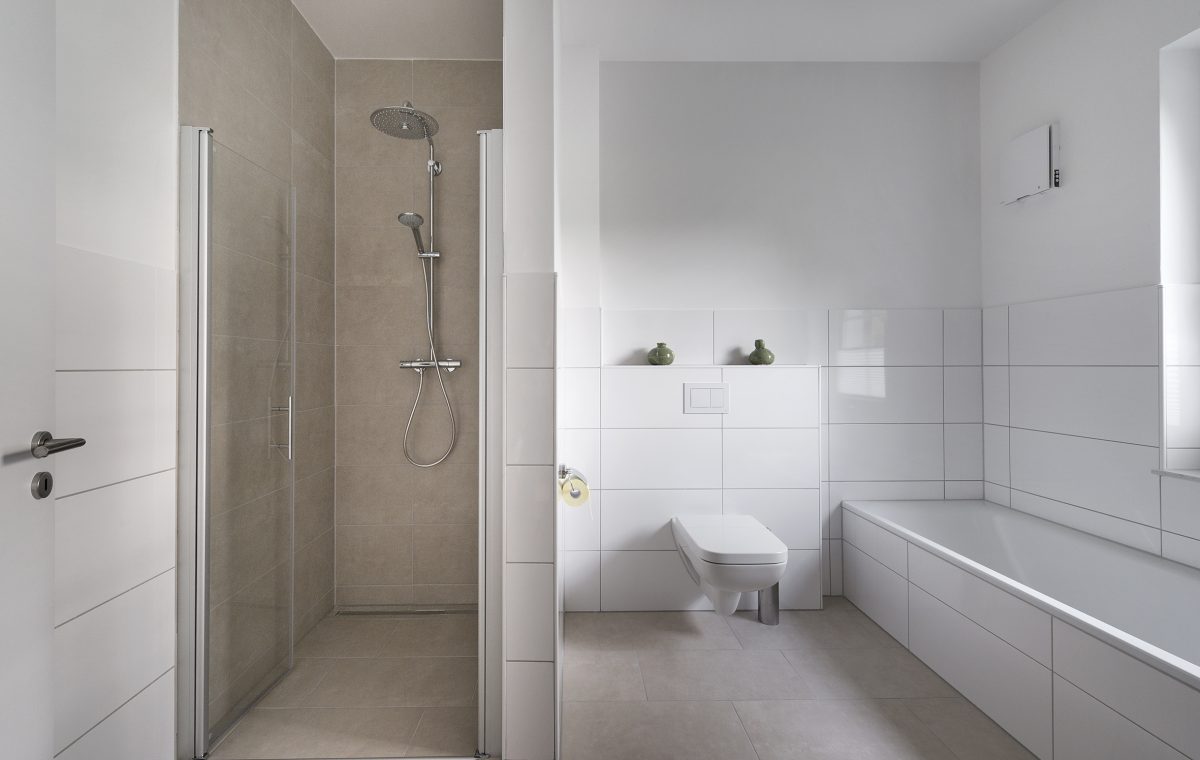 Dusche und Badezimmer in der 5 Sterne Ferienwohnung am See in Bad Zwischenahn
