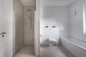 Dusche und Badezimmer in der 5 Sterne Ferienwohnung am See in Bad Zwischenahn