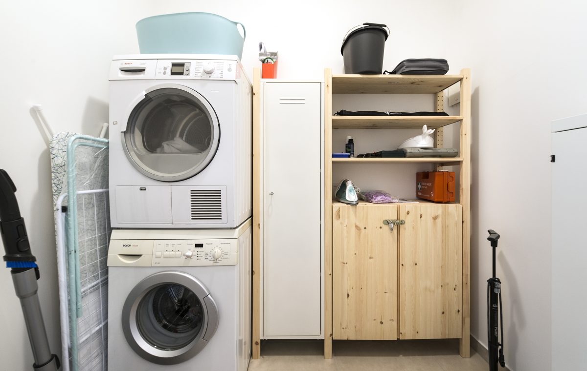 Hauswirtschaftsraum mit Trockner und Waschmaschine