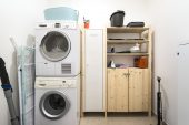 Hauswirtschaftsraum mit Trockner und Waschmaschine