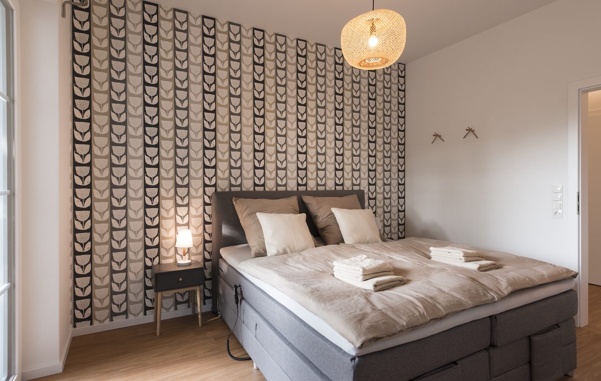 Schlafzimmer mit Boxspringbett Ferienwohnung am See Bad Zwischenahn