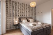 Schlafzimmer mit Boxspringbett Ferienwohnung am See Bad Zwischenahn