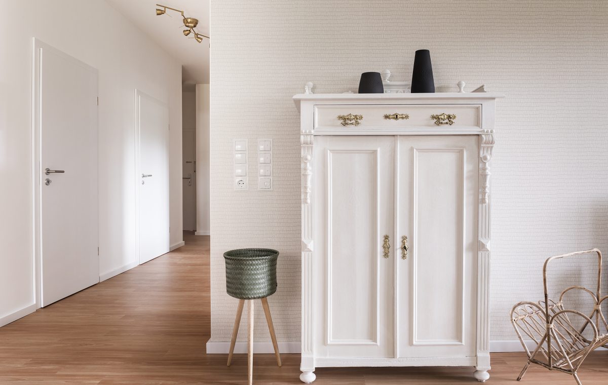 Ferienwohnung Schrankdekoration im Wohnzimmer